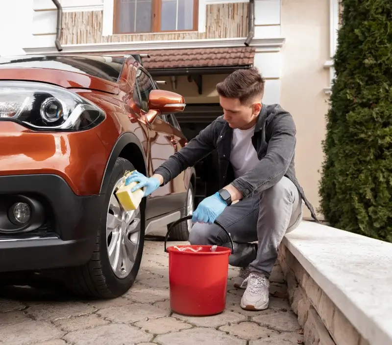 Lavage auto à domicile Roz-sur-Couesnon : professionnel intervenant sur un véhicule